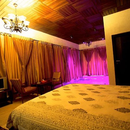 Hotel Kino Lakeside Chalet Lonavla Exterior foto