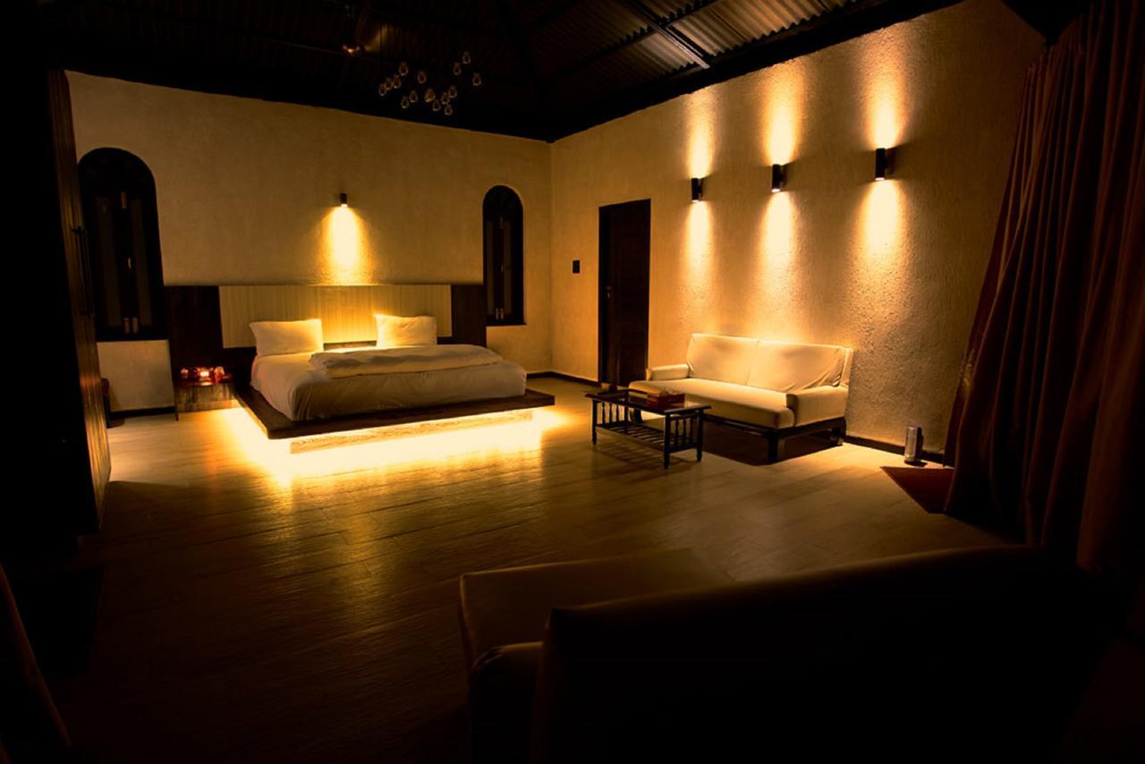 Hotel Kino Lakeside Chalet Lonavla Exterior foto