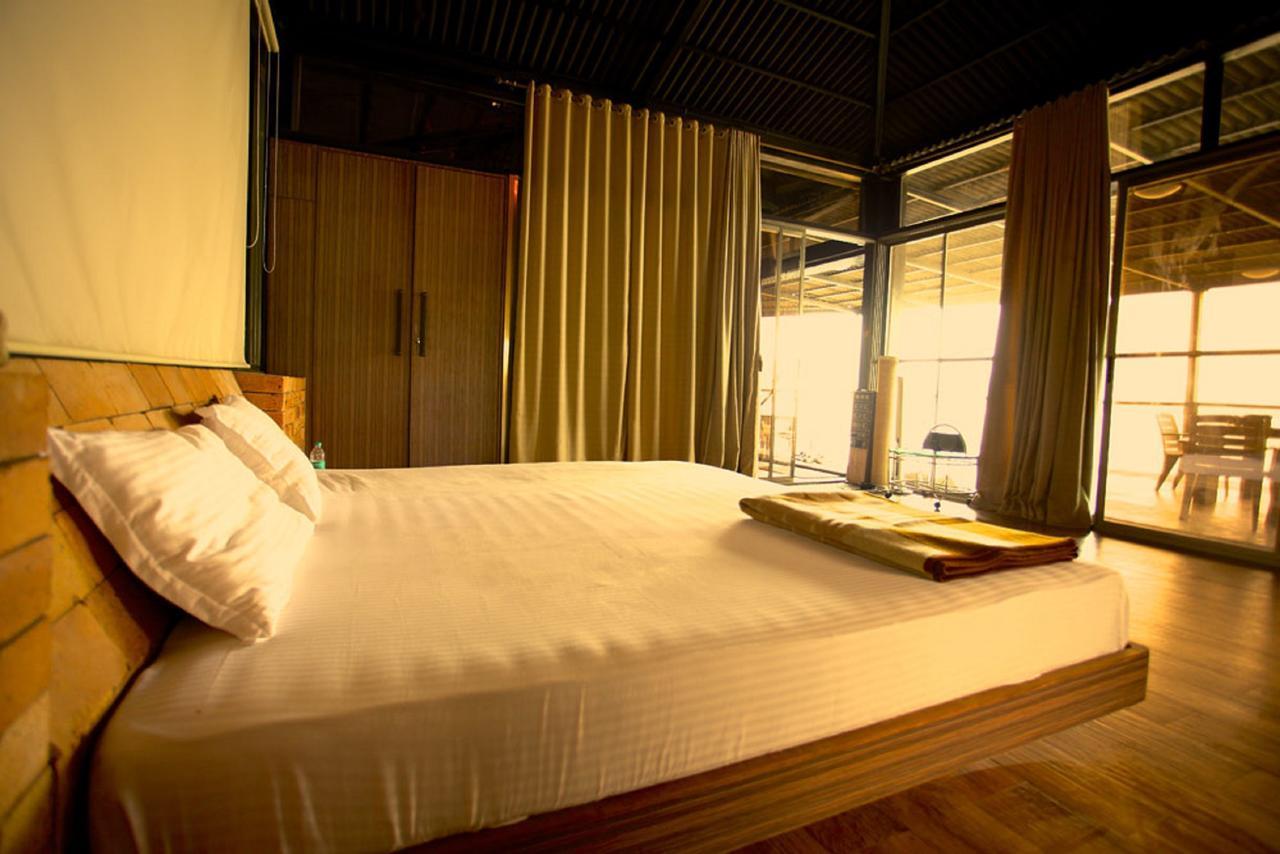 Hotel Kino Lakeside Chalet Lonavla Exterior foto